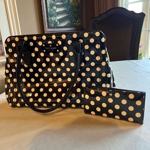 Like new authentic Kate Spade purse and matching wallet. No scratches or scuffs!